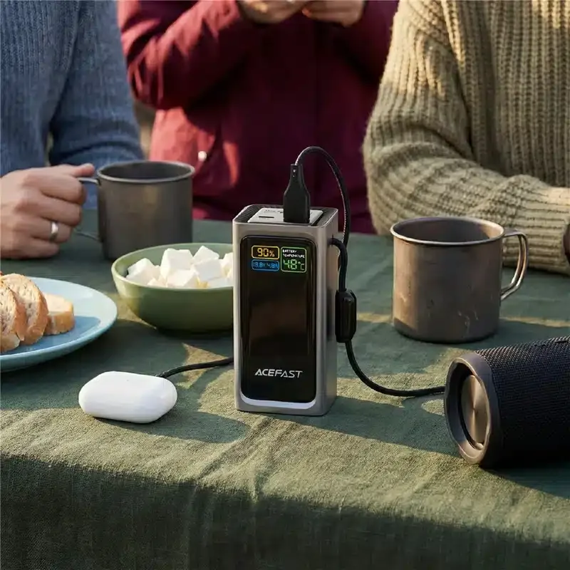 ACEFAST M33 power bank TFT smart display showing battery percentage