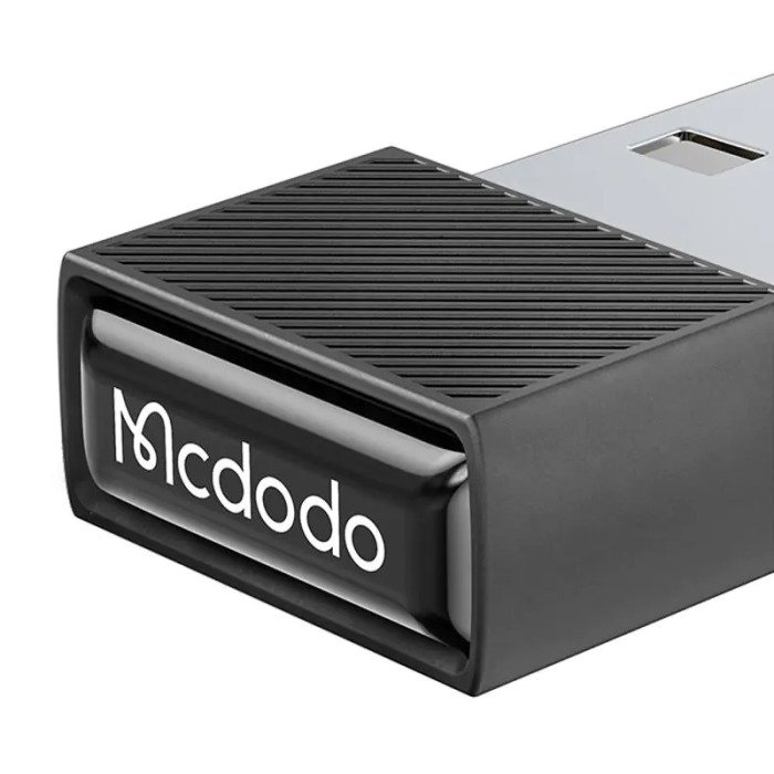 Mcdodo OT-1580 – close-up of Mcdodo logo on adapter